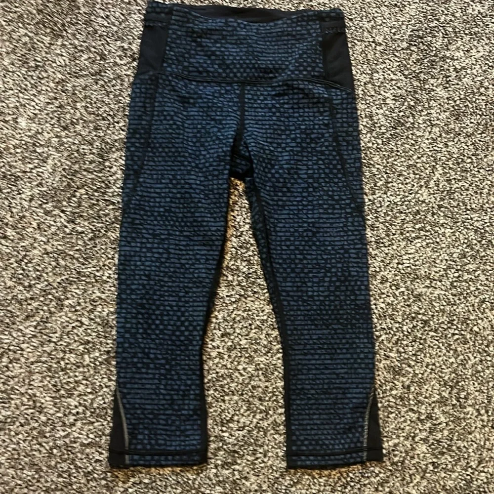 Lululemon Free Runner Crop (19")
Shatter Weave Desert Teal Alberta Lake Legging - Picture 6 of 10